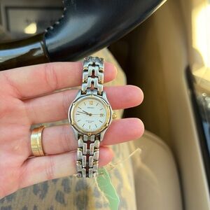 Seiko 7N82-0599 women’s quartz watch